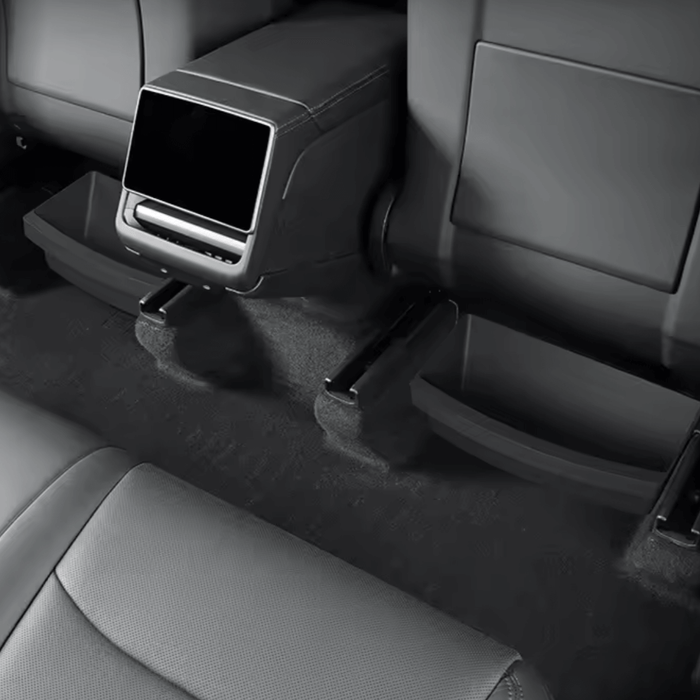 Ablageschublade unter dem Sitz im Tesla Model Y, optimiert für Stauraum und bequemen Zugriff.