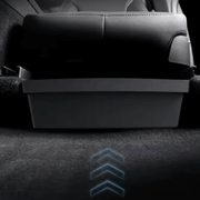 Ablageschublade unter dem Fahrersitz im Tesla Model Y Juniper, bietet optimalen Stauraum.