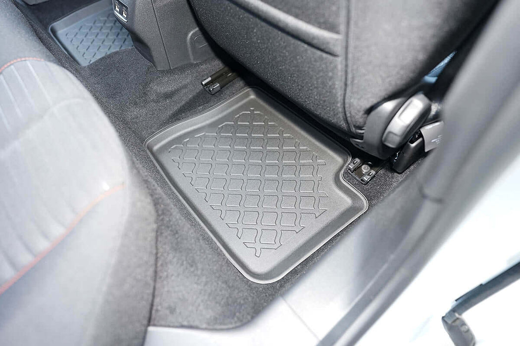 Allwetter Fussmatte für Opel Corsa-e und Peugeot 208-e, passgenau mit rutschfester Oberfläche, im Fahrzeug installiert.