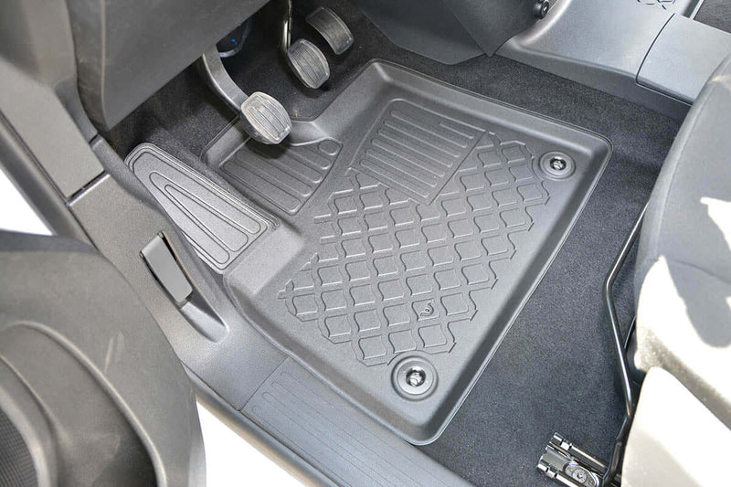 Allwetter Fussmatte aus flexiblem TPE Material im Fahrzeug Innenraum. Hoher Rand schützt vor Nässe und Schmutz.