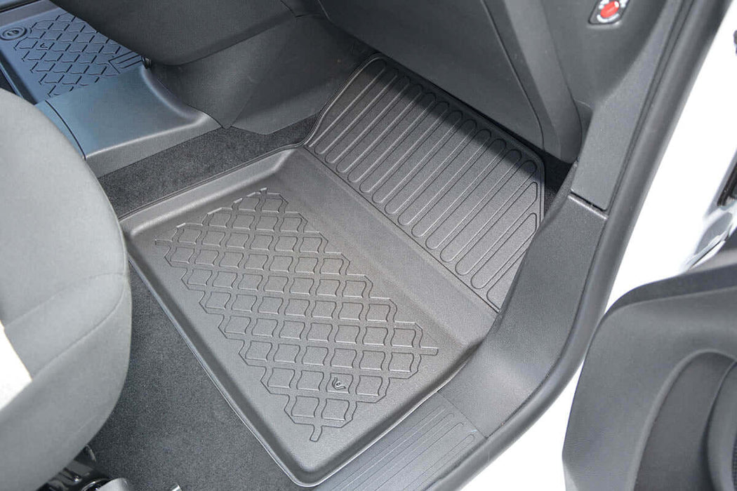 Allwetter Fussmatte aus flexiblem TPE Material für Citroen, Fiat, Opel, Peugeot und Toyota ab 2018 im Fahrzeuginnenraum.