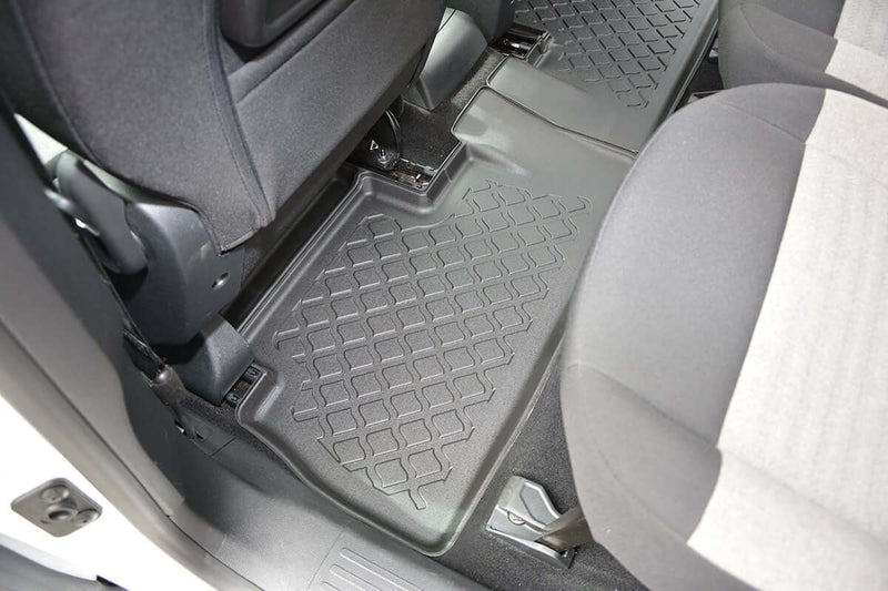 Allwetter Fussmatten für Citroen Berlingo, Fiat Doblo, Opel Combo und Peugeot Partner im Fahrzeuginneren.