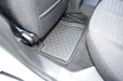 Allwetter Fussmatte aus TPE Material im Innenraum eines Fahrzeugs, designed für Opel und Peugeot Modelle.