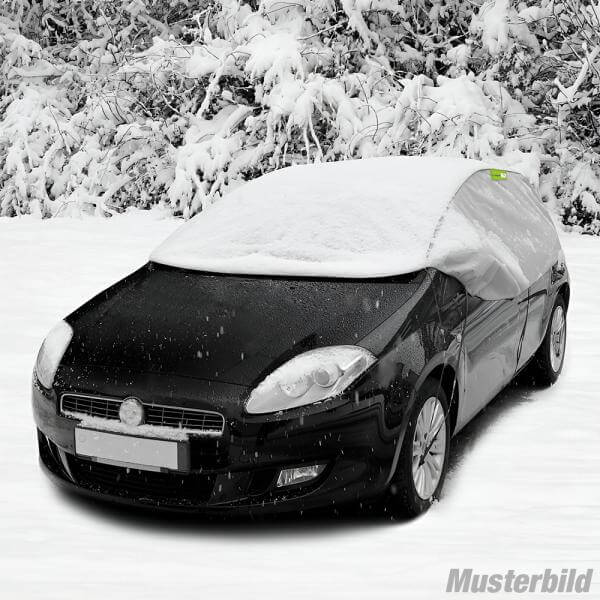 Autoabdeckung für Sedan unter Schneedecke, idealer Schutz vor Winterwetter und Frost.