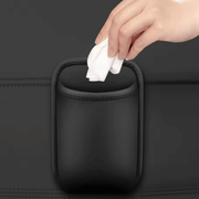 Universal Auto Organizer / Getränkehalter mit Hand, die ein Tuch hineinlegt, ideal für Ordnung im Auto.