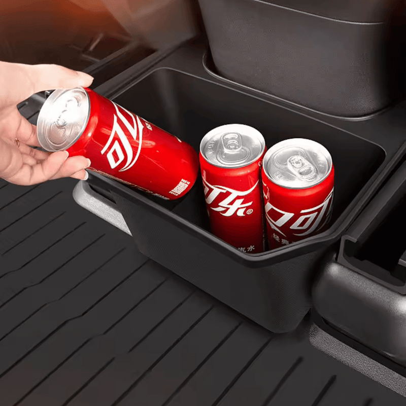 Organizer Tesla Model Y bis 2024 mit Getränkedosen im Fach der hinteren Mittelkonsole.