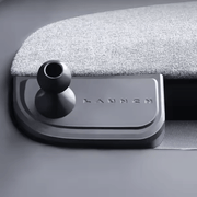 MagSafe Telefonhalterung Tesla Model 3/Y Highland/Juniper, Detailaufnahme des Halters für Mobiltelefone.