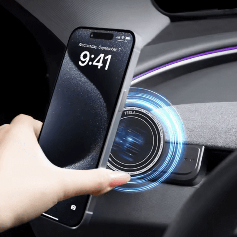 MagSafe Telefonhalterung Tesla Model 3/Y Highland/Juniper mit iPhone in der Nähe des Halters im Auto.