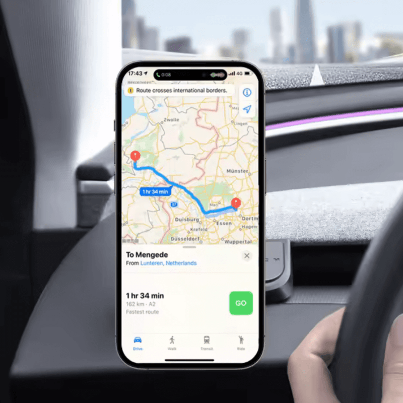 MagSafe Telefonhalterung Tesla Model 3/Y Highland/Juniper mit Navigations-App angezeigt auf iPhone