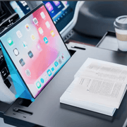Auto Lenkrad Laptop-Tisch multifunktional mit Tablet und Buch in einem Auto montiert