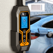 Wandhalter für EV-Ladestation CEE mit Anzeige und Steuerung für E-Auto Ladevorgang.
