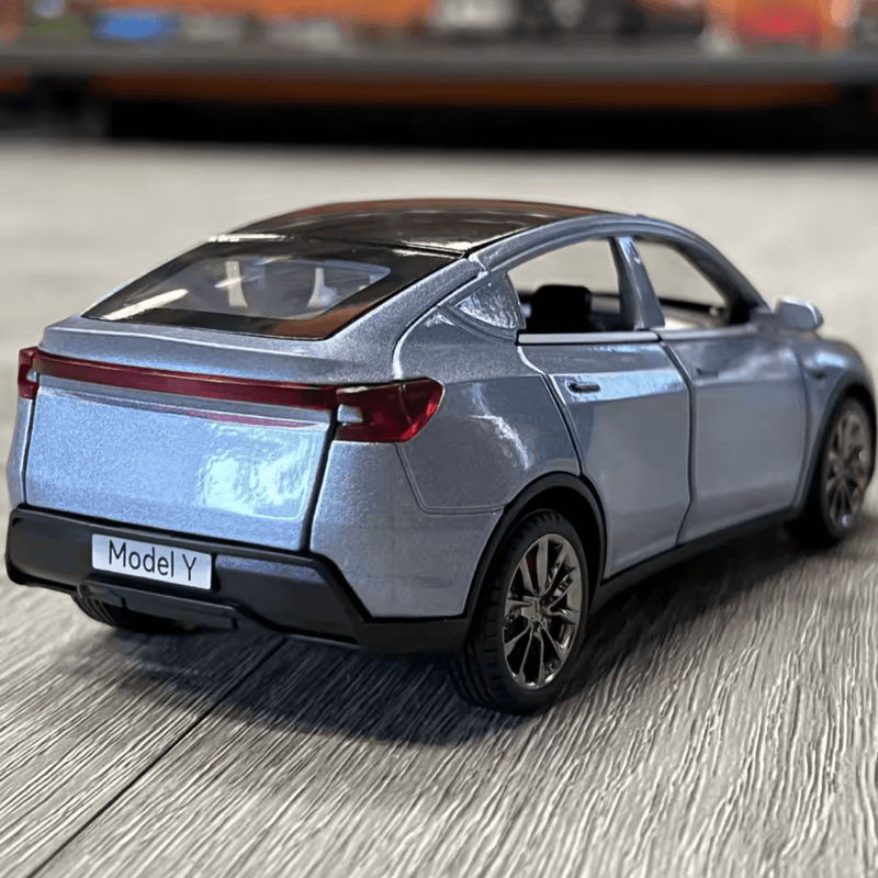 Tesla Model Y Juniper 2025 Modellauto 1/32 in grau mit realistischen Details und öffnenden Türen