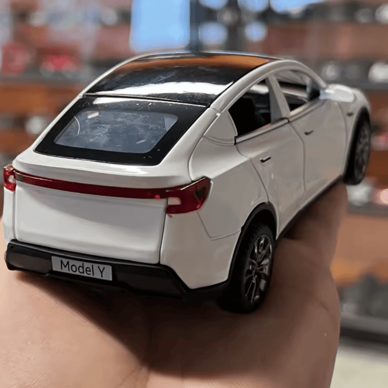 Tesla Model Y Juniper 2025 Modellauto 1/32 in Hand, hochwertiges Modell mit realistischem Design.