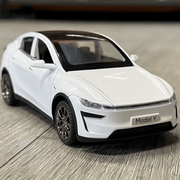 Tesla Model Y Juniper 2025 Modellauto 1/32 in weiss mit detailliertem Design auf Holzuntergrund.