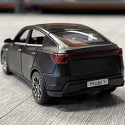 Tesla Model Y Juniper 2025 Modellauto 1/32, detailreiche schwarze Modellautoansicht, realistische Reifen und Innenraum.