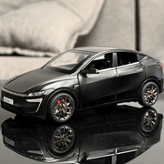 Tesla Model Y Juniper 2025 Modellauto 1/32 auf einem glänzenden Untergrund, schwarz mit detaillierten Rädern.