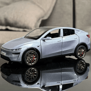 Tesla Model Y Juniper 2025 Modellauto 1/32 in silber, hochwertige Details und reflektierende Oberflächen.