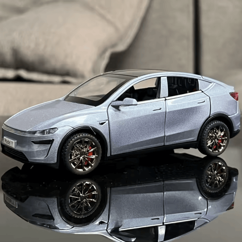 Tesla Model Y Juniper 2025 Modellauto 1/32 in silber, hochwertige Details und reflektierende Oberflächen.