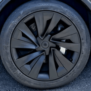 Radkappen 19 Zoll matt schwarz Tesla Model Y Juniper auf einem Reifen, sportliches Design und moderne Optik.