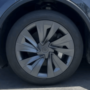 Radkappen 19 Zoll matt schwarz Tesla Model Y Juniper auf einer Fahrzeugfelge