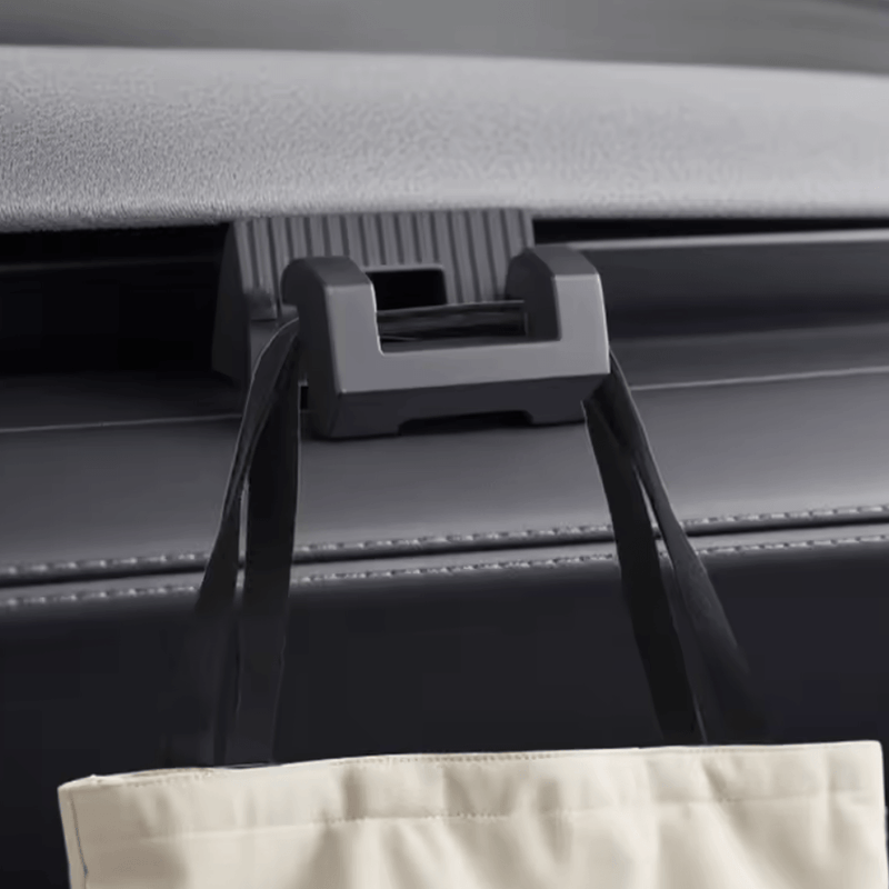 Universalhalter für Handy & Taschen für Tesla Model 3/Y · ab 2024/2025 mit stabilen Halterungen im Dashboard.