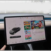 drehbare Bildschirmhalterung für Tesla Model 3 Highland mit Monitor und Spieleoberfläche im Fahrzeuginneren
