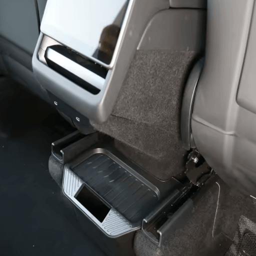 Organizer für die hintere Mittelkonsole im Tesla Model Y Juniper zur Reduzierung von Unordnung.