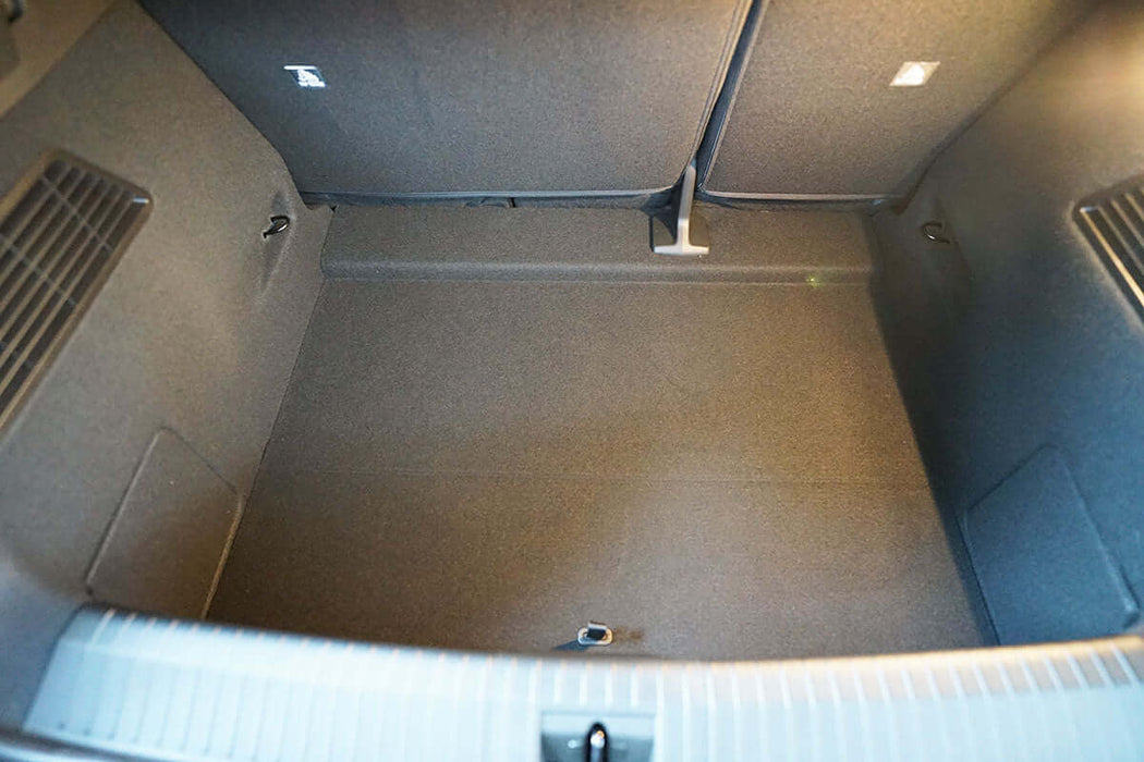 Leerer Kofferraum des Renault Megane E-Tech ab 2022, bereit für Kofferraumschutzmatte.