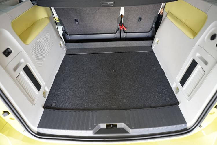 Innenansicht des Kofferraums eines VW ID. Buzz mit Kofferraumwanne aus TPE Material.