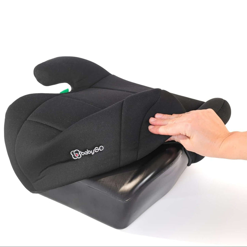 Kindersitzerhöhung für Kinder (125-150 cm) in schwarz, mit weicher Polsterung und praktischem Design.