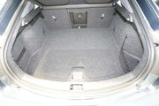 Kofferraum des Polestar 2 ab 2020 mit Teppichboden und Ausstattung zur praktischen Nutzung.