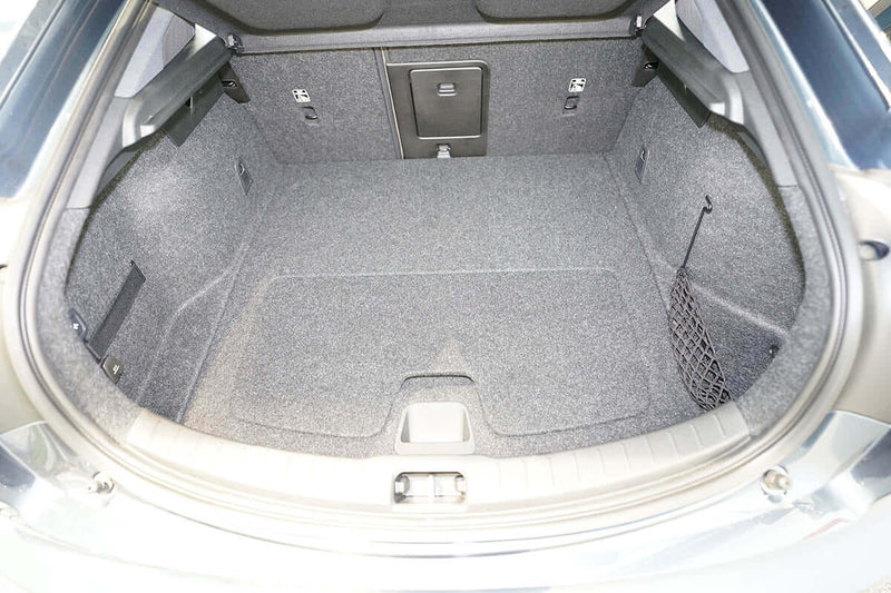 Kofferraum des Polestar 2 ab 2020 mit Teppichboden und Ausstattung zur praktischen Nutzung.