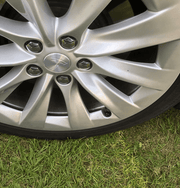 Tesla Ventilkappen mit Anhänger | e - car - shop.ch