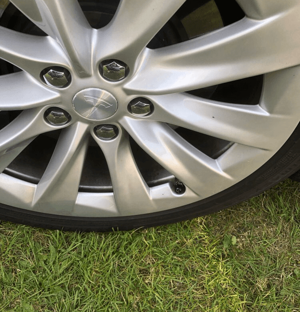 Tesla Ventilkappen mit Anhänger | e - car - shop.ch